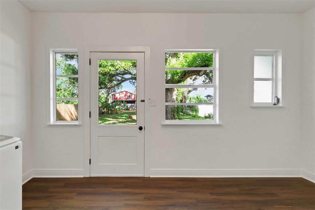 Под контрактом: $420,000 (3 спален, 2 ванн, 1620 Квадратных фут)