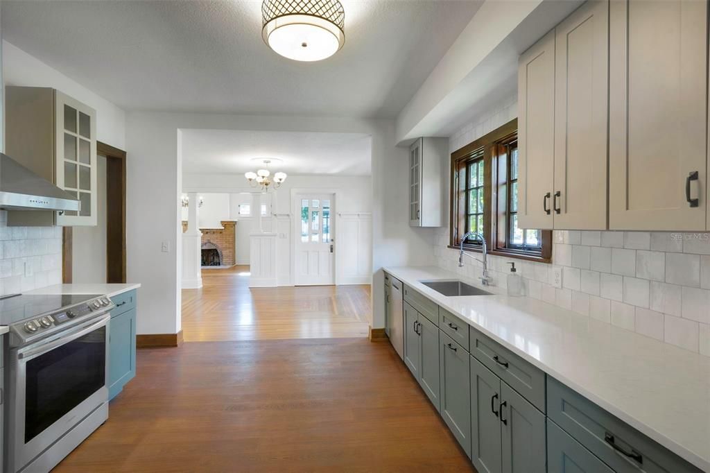 Под контрактом: $420,000 (3 спален, 2 ванн, 1620 Квадратных фут)