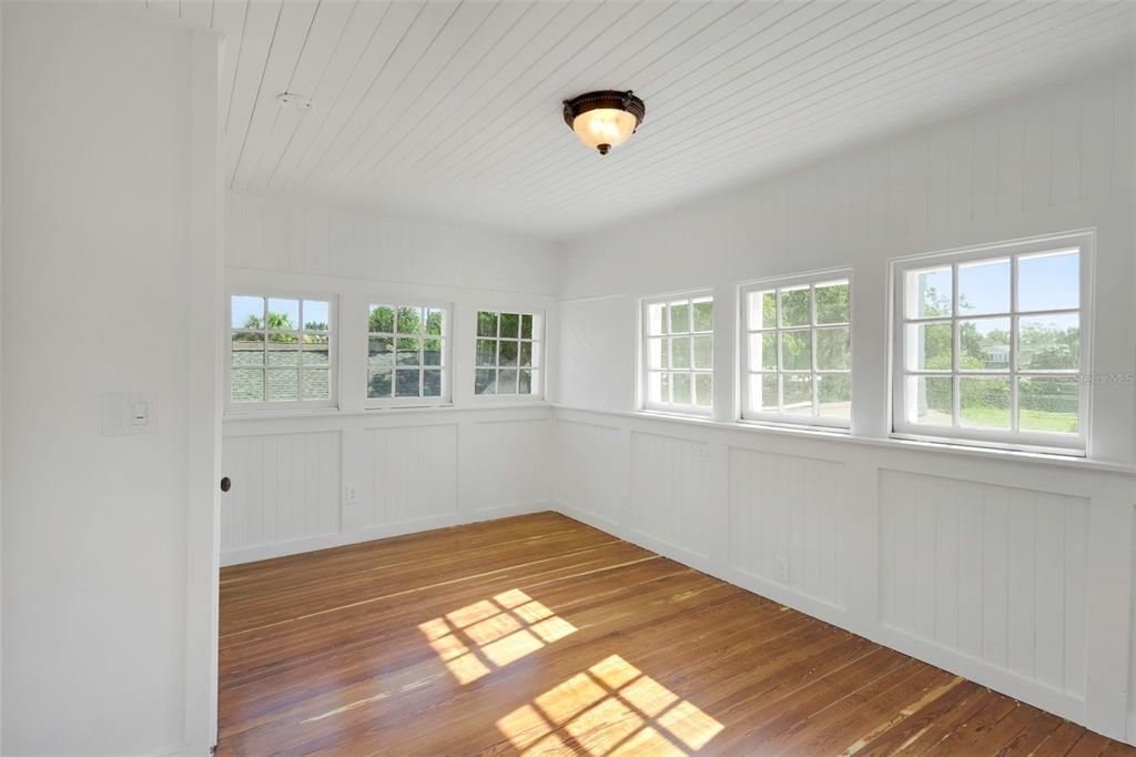 Под контрактом: $420,000 (3 спален, 2 ванн, 1620 Квадратных фут)