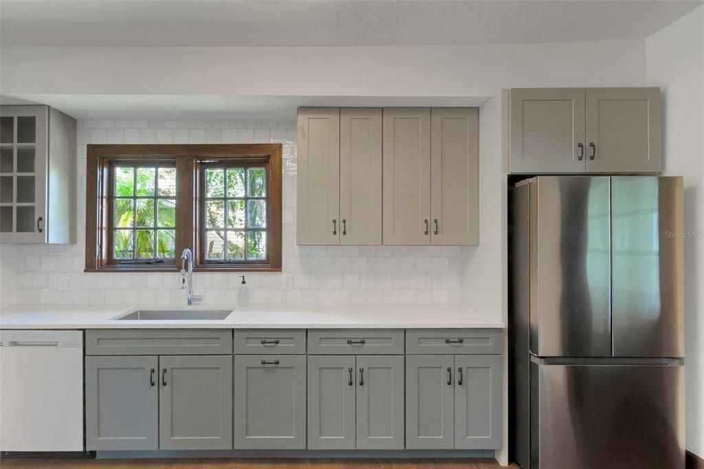 Под контрактом: $420,000 (3 спален, 2 ванн, 1620 Квадратных фут)