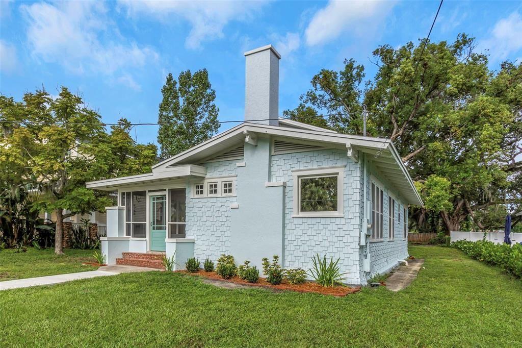 Под контрактом: $420,000 (3 спален, 2 ванн, 1620 Квадратных фут)