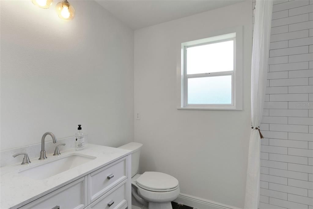 Под контрактом: $420,000 (3 спален, 2 ванн, 1620 Квадратных фут)