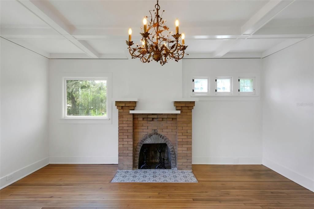 Под контрактом: $420,000 (3 спален, 2 ванн, 1620 Квадратных фут)