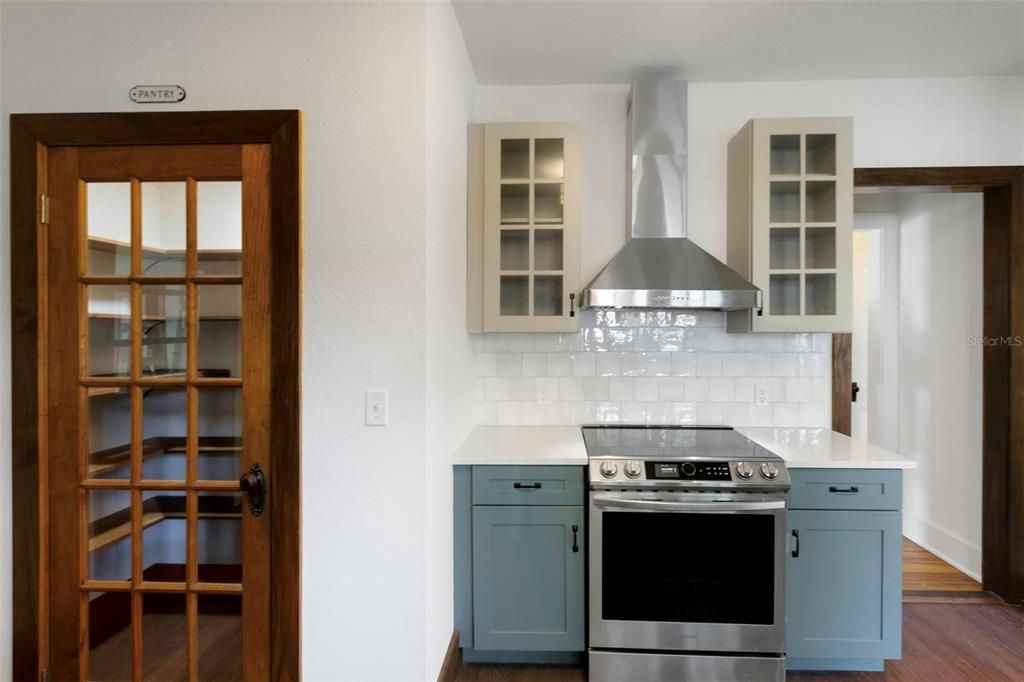 Под контрактом: $420,000 (3 спален, 2 ванн, 1620 Квадратных фут)