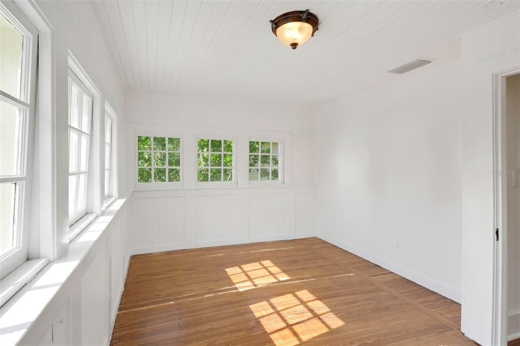 Под контрактом: $420,000 (3 спален, 2 ванн, 1620 Квадратных фут)