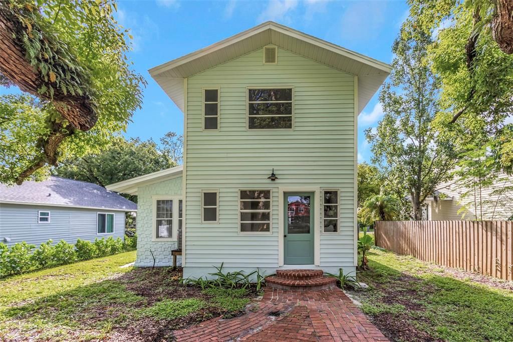 Под контрактом: $420,000 (3 спален, 2 ванн, 1620 Квадратных фут)