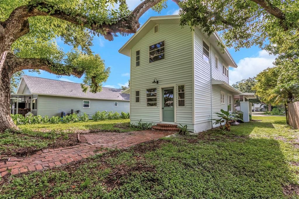 Под контрактом: $420,000 (3 спален, 2 ванн, 1620 Квадратных фут)