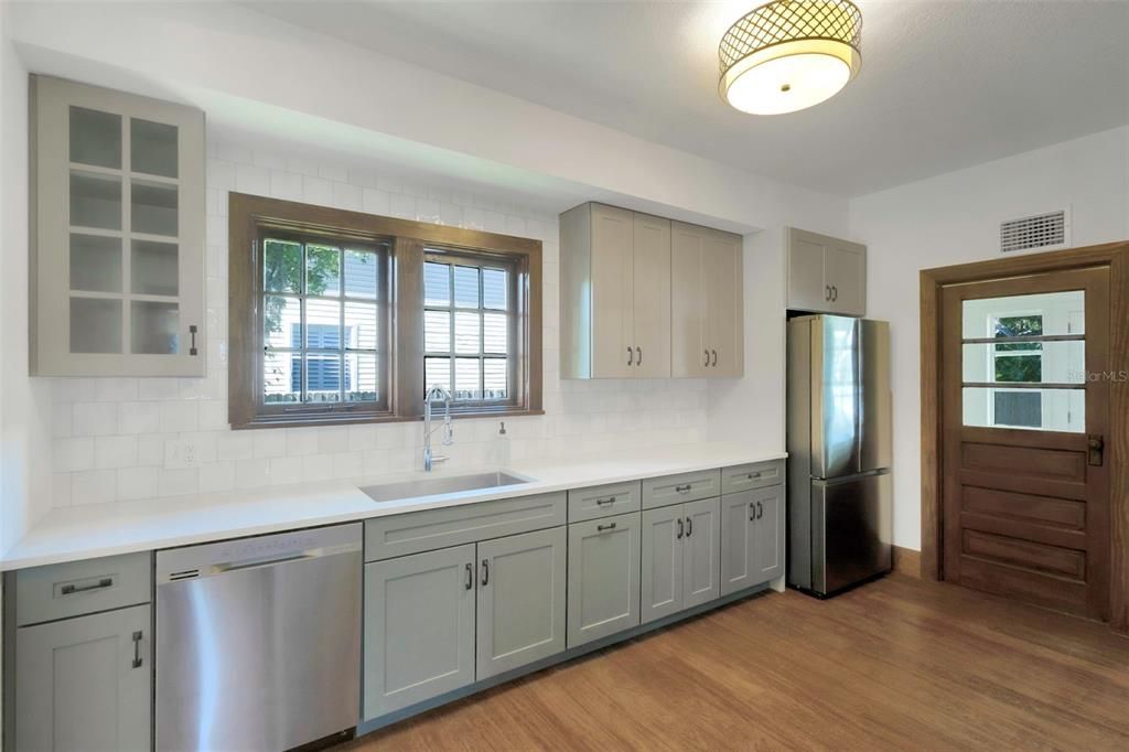 Под контрактом: $420,000 (3 спален, 2 ванн, 1620 Квадратных фут)