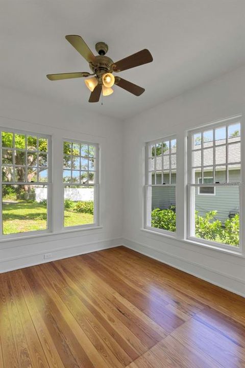 Под контрактом: $420,000 (3 спален, 2 ванн, 1620 Квадратных фут)