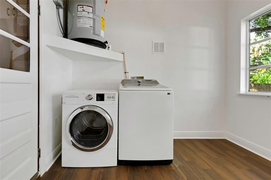 Под контрактом: $420,000 (3 спален, 2 ванн, 1620 Квадратных фут)