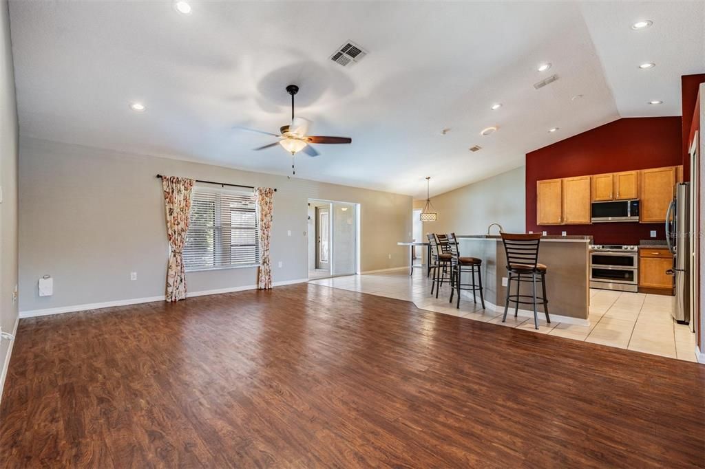 Activo con contrato: $442,000 (5 camas, 3 baños, 2684 Pies cuadrados)