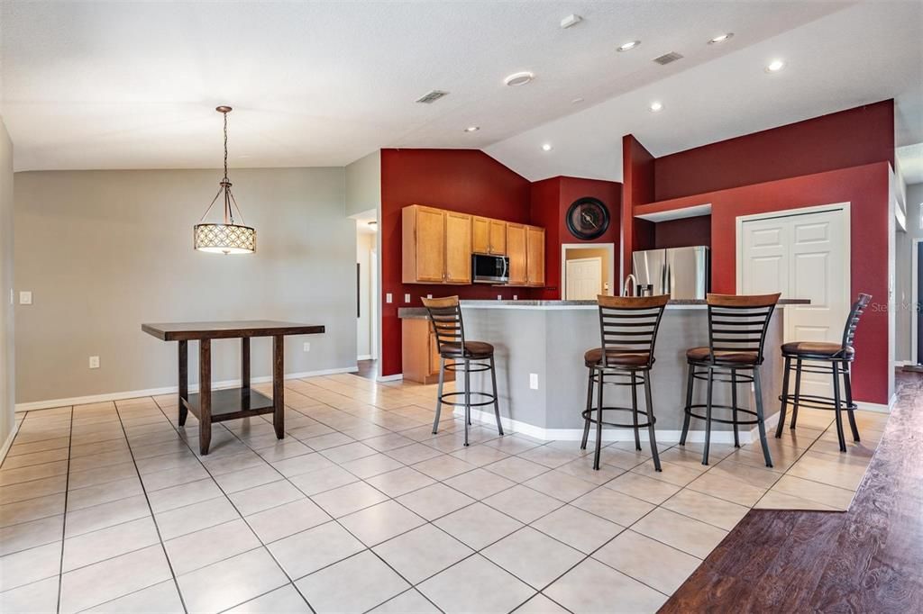 Activo con contrato: $442,000 (5 camas, 3 baños, 2684 Pies cuadrados)