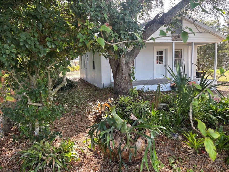 For Sale: $199,900 (2 beds, 1 baths, 775 Square Feet)