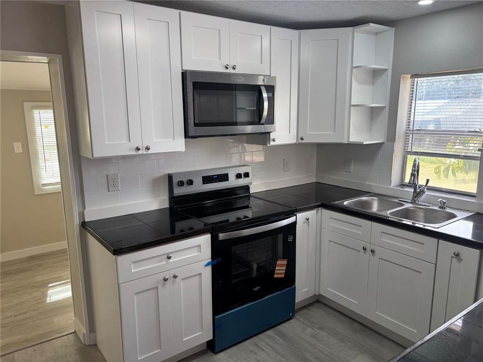 For Sale: $199,900 (2 beds, 1 baths, 775 Square Feet)