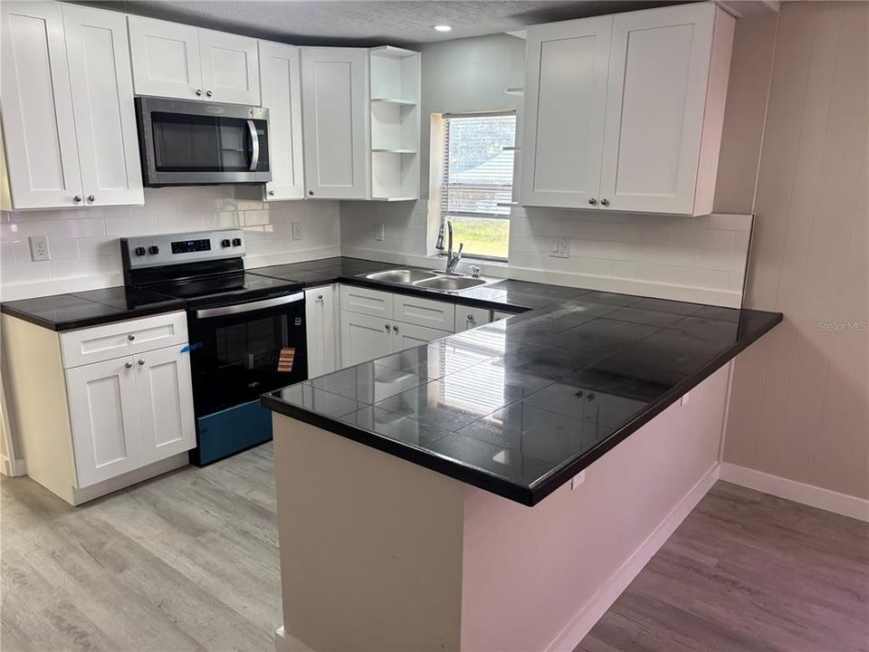 For Sale: $199,900 (2 beds, 1 baths, 775 Square Feet)