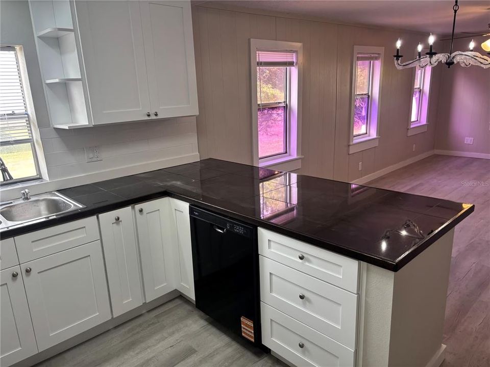 For Sale: $199,900 (2 beds, 1 baths, 775 Square Feet)