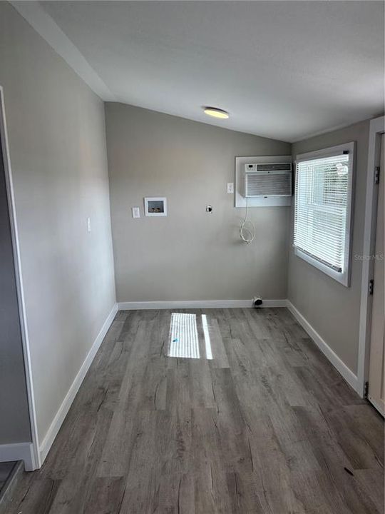 For Sale: $199,900 (2 beds, 1 baths, 775 Square Feet)