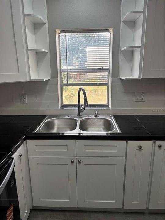 For Sale: $199,900 (2 beds, 1 baths, 775 Square Feet)