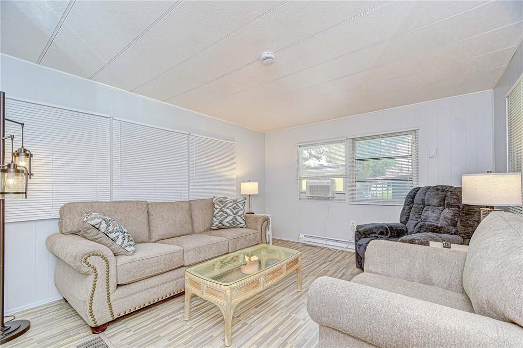 待售: $64,900 (2 贝兹, 1 浴室, 672 平方英尺)