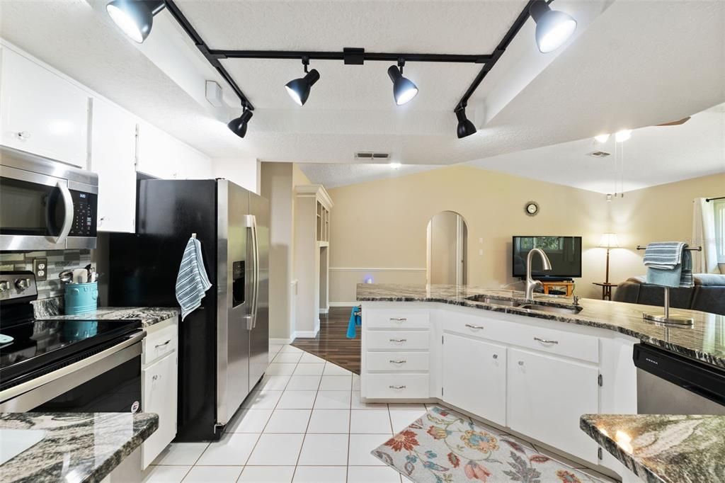 Active With Contract: $320,000 (3 beds, 2 baths, 1739 Square Feet)