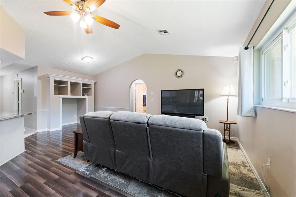 Active With Contract: $320,000 (3 beds, 2 baths, 1739 Square Feet)