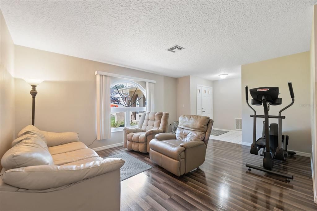 Active With Contract: $320,000 (3 beds, 2 baths, 1739 Square Feet)