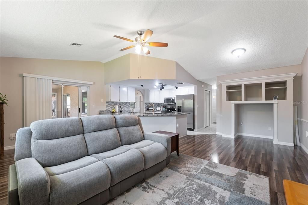 Active With Contract: $320,000 (3 beds, 2 baths, 1739 Square Feet)