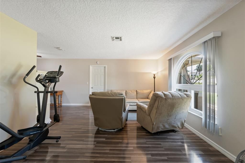 Active With Contract: $320,000 (3 beds, 2 baths, 1739 Square Feet)