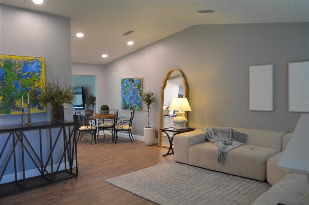 На продажу: $310,000 (2 спален, 2 ванн, 1348 Квадратных фут)