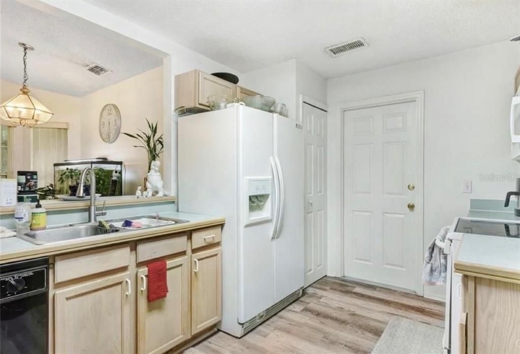 Active With Contract: $342,999 (3 beds, 2 baths, 1330 Square Feet)