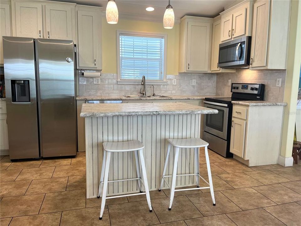 待售: $299,000 (2 贝兹, 1 浴室, 1223 平方英尺)