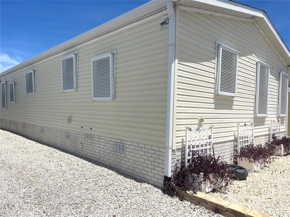 待售: $299,000 (2 贝兹, 1 浴室, 1223 平方英尺)