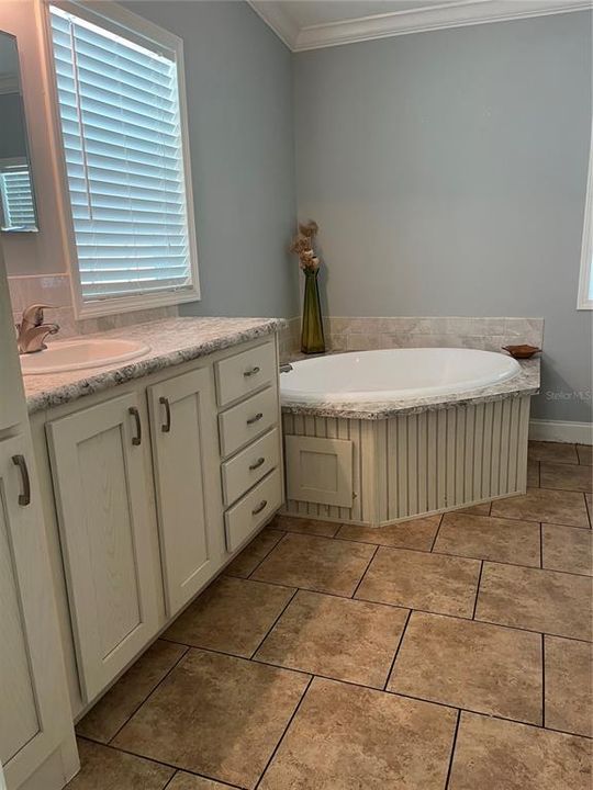 待售: $299,000 (2 贝兹, 1 浴室, 1223 平方英尺)