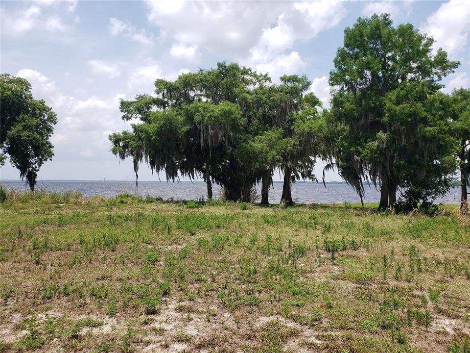 Под контрактом: $445,000 (1.07 acres)