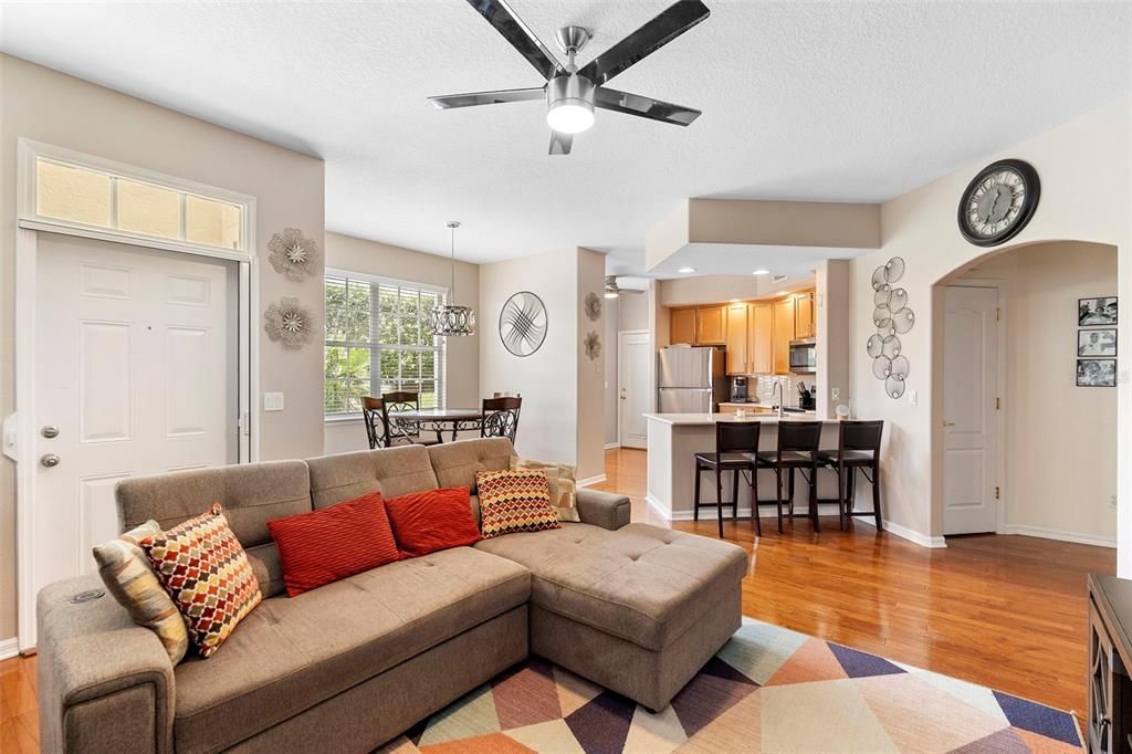 待售: $259,900 (2 贝兹, 2 浴室, 1072 平方英尺)