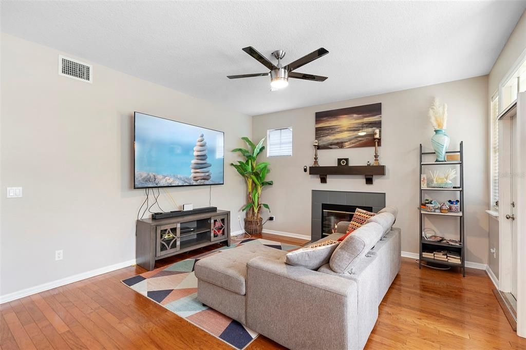 待售: $259,900 (2 贝兹, 2 浴室, 1072 平方英尺)