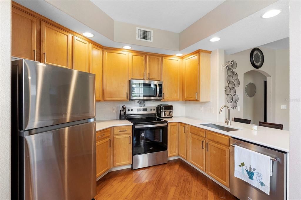 待售: $259,900 (2 贝兹, 2 浴室, 1072 平方英尺)