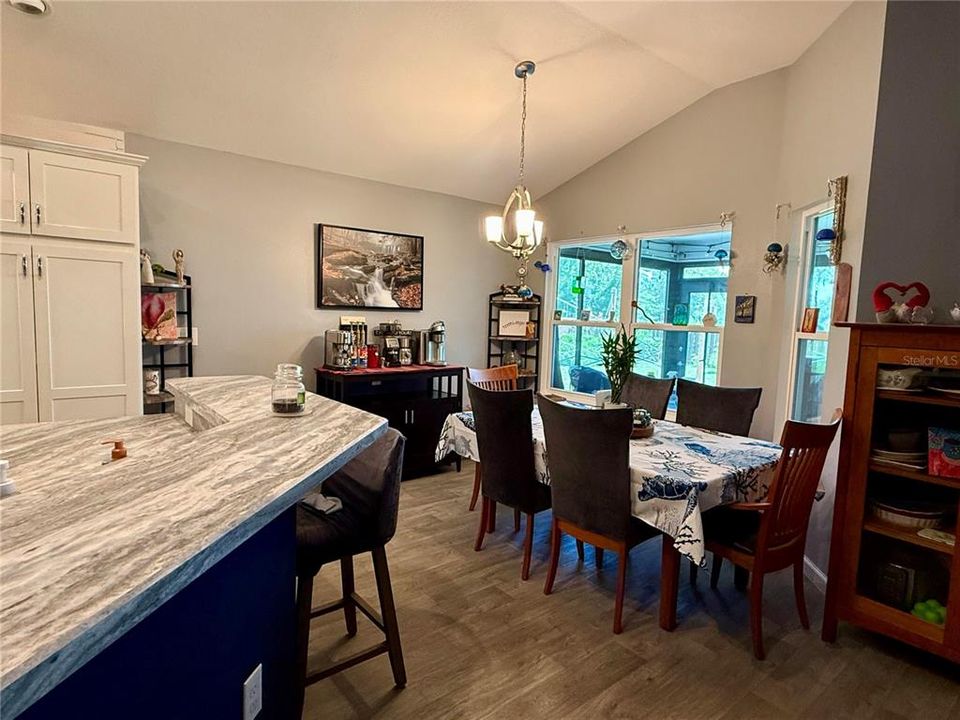 На продажу: $424,900 (4 спален, 2 ванн, 1978 Квадратных фут)