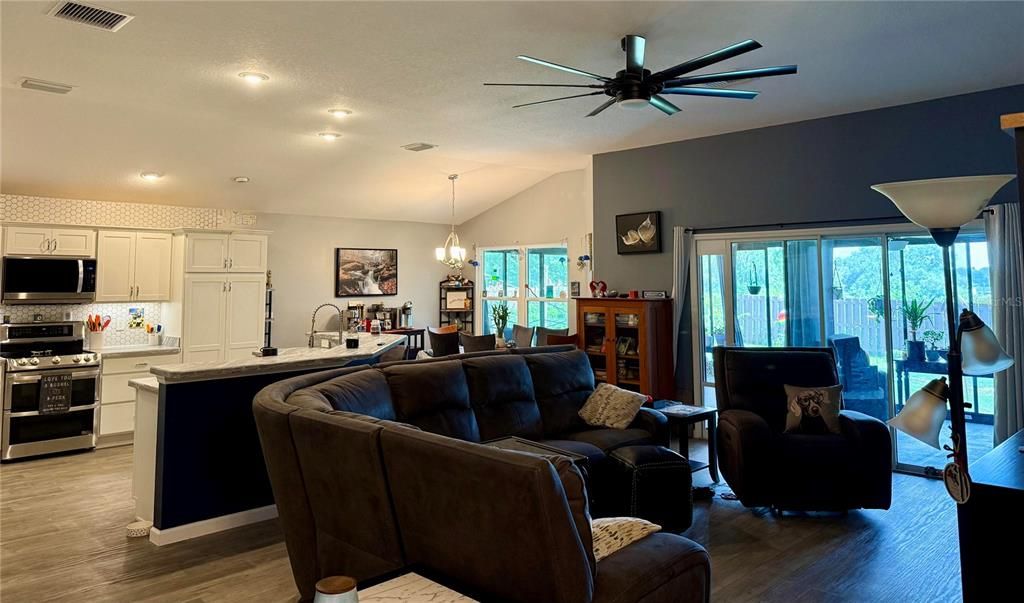 На продажу: $424,900 (4 спален, 2 ванн, 1978 Квадратных фут)