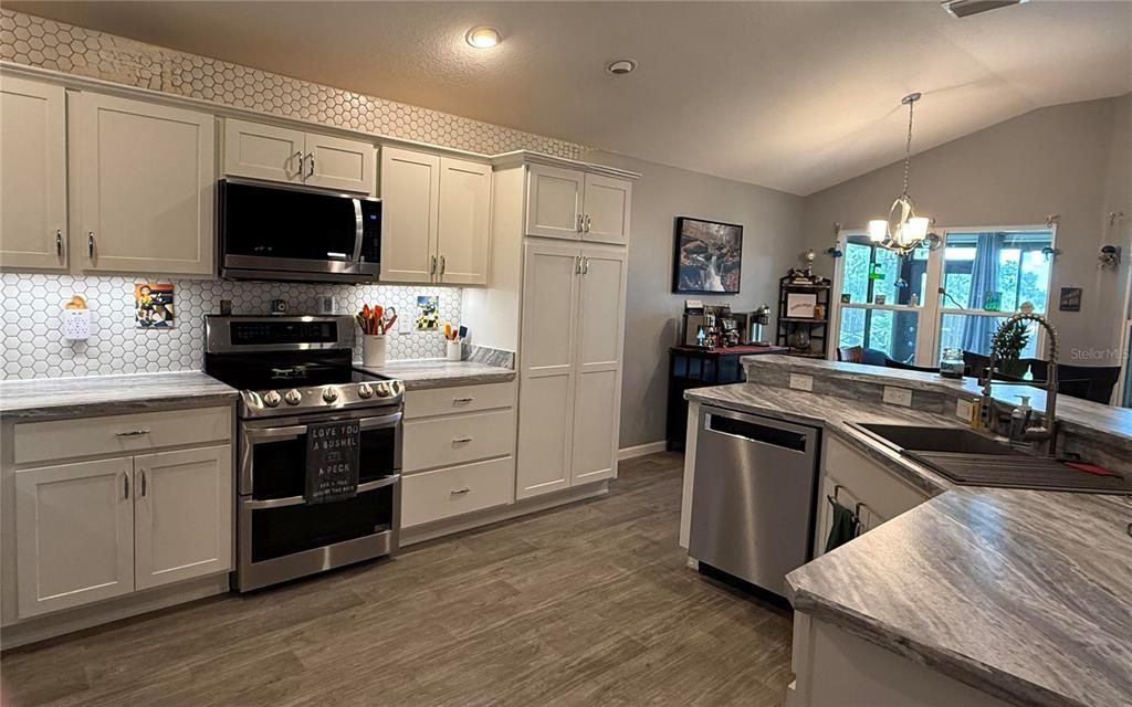 На продажу: $424,900 (4 спален, 2 ванн, 1978 Квадратных фут)