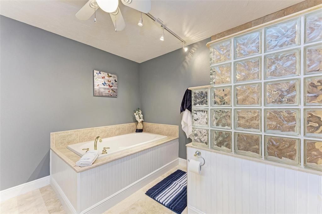 For Rent: $3,450 (3 beds, 2 baths, 1912 Square Feet)