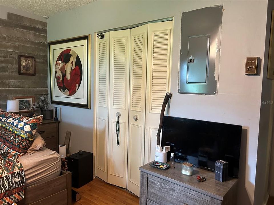 合同活跃: $265,000 (3 贝兹, 2 浴室, 1580 平方英尺)