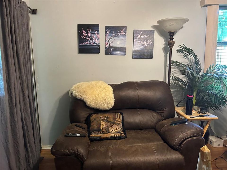 合同活跃: $265,000 (3 贝兹, 2 浴室, 1580 平方英尺)