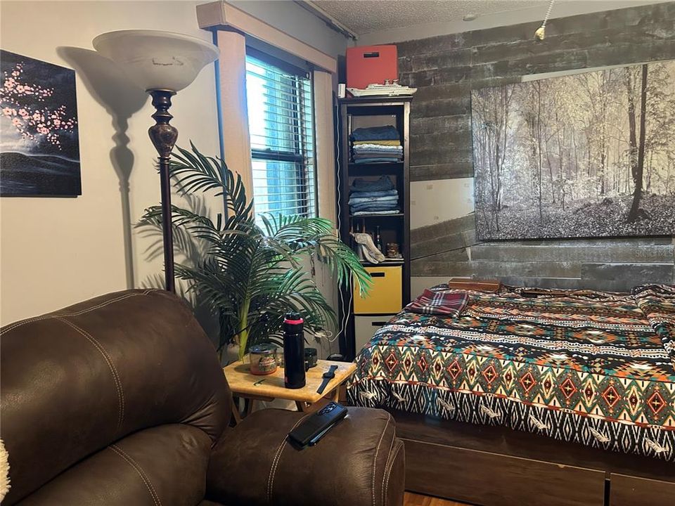 合同活跃: $265,000 (3 贝兹, 2 浴室, 1580 平方英尺)