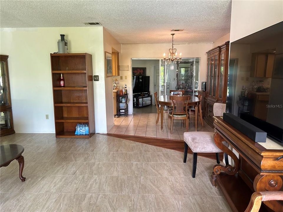 合同活跃: $265,000 (3 贝兹, 2 浴室, 1580 平方英尺)