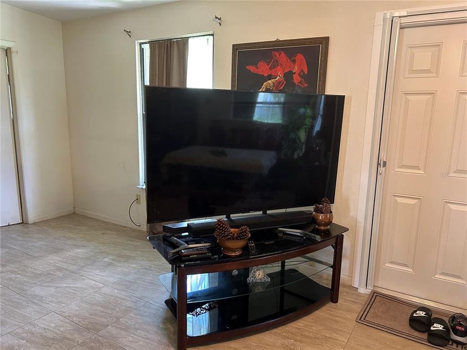 合同活跃: $265,000 (3 贝兹, 2 浴室, 1580 平方英尺)