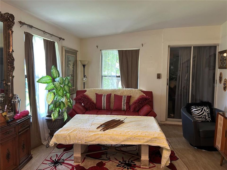 合同活跃: $265,000 (3 贝兹, 2 浴室, 1580 平方英尺)