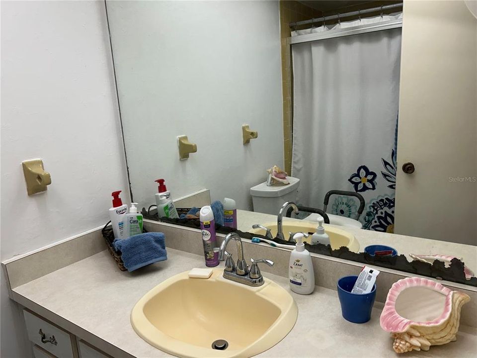 合同活跃: $265,000 (3 贝兹, 2 浴室, 1580 平方英尺)