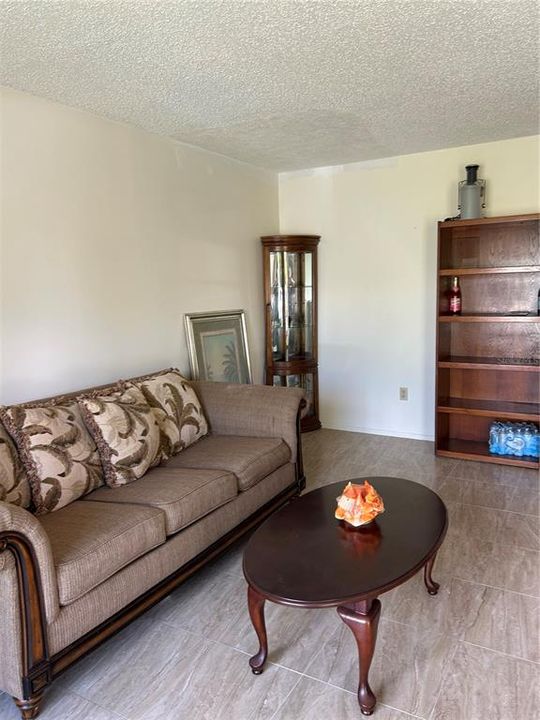 合同活跃: $265,000 (3 贝兹, 2 浴室, 1580 平方英尺)