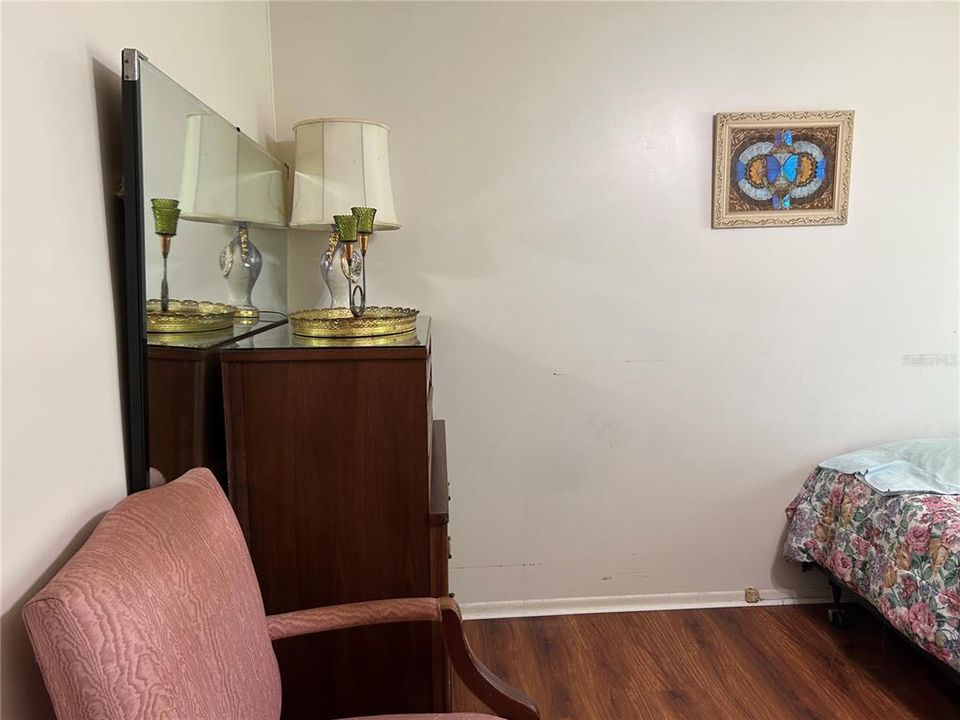 合同活跃: $265,000 (3 贝兹, 2 浴室, 1580 平方英尺)